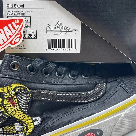 Vans WMNS Old Skool
Cobra Kai Black/Yellow/White
VN0A3WKT05N
Sneakers - Picture 16 of 16
